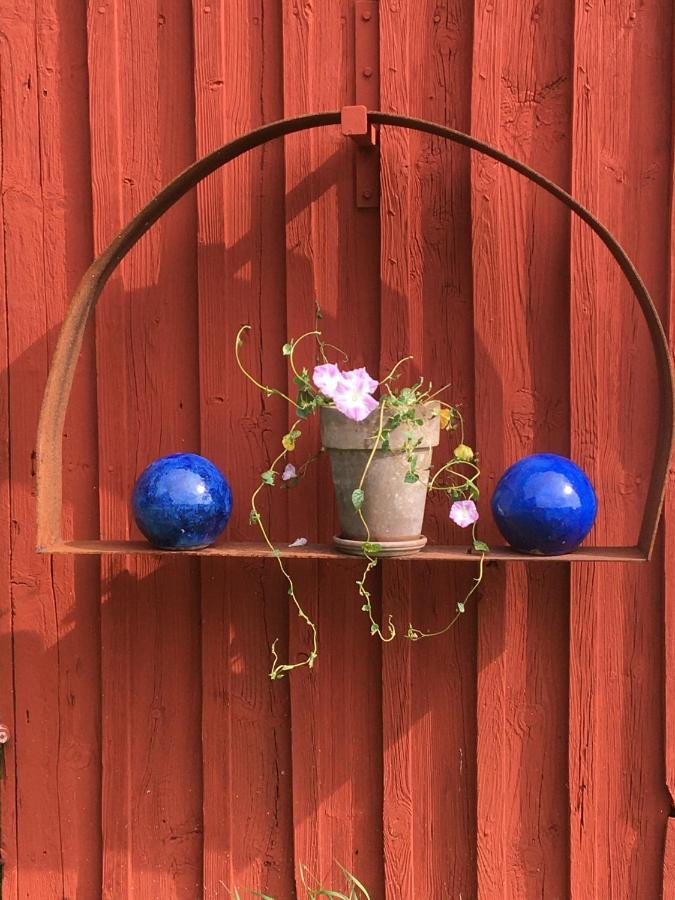 Liten Stuga Mitt I Naturen Pa Kinnekulle Hällekis Exteriér fotografie