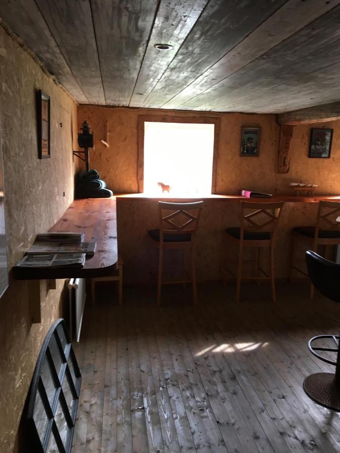 Liten Stuga Mitt I Naturen Pa Kinnekulle Hällekis Exteriér fotografie