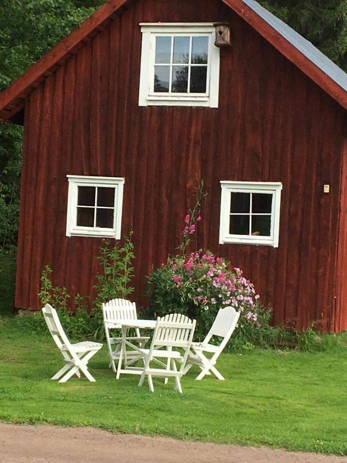 Liten Stuga Mitt I Naturen Pa Kinnekulle Hällekis Exteriér fotografie